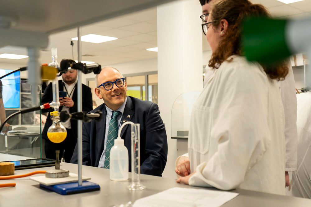 Robert Halfon in Science Lab